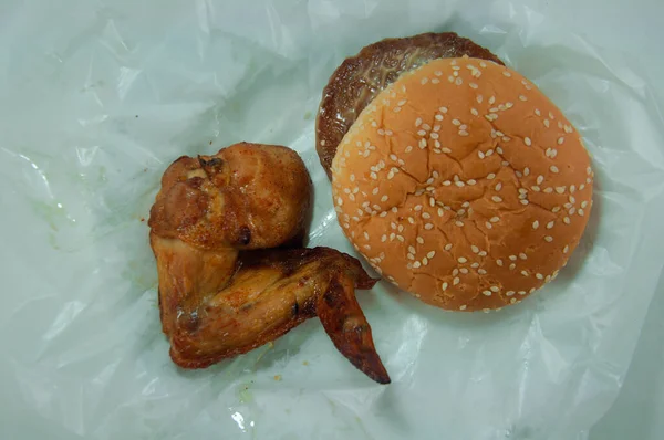 Hamburger Babi Klasik Dan Ayam Panggang Atas Kertas Pembungkus — Stok Foto