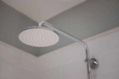 Modern duş başlığı detayı. Kapat.