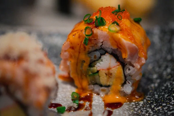 Somon Picant Maki Sushi Salmon Roll Focalizare Selectivă — Fotografie, imagine de stoc