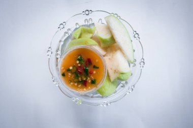 Tatlı soslu Guava meyvesi dilimi lezzetli bir menüdür. Tayland usulü aperatif ev yapımı.