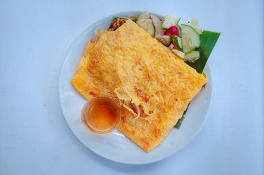 Vietnam usulü çıtır yumurtalı krep. Birçok sebzeden yapılan yerel tatlı. Karides, tofu, fıstık ve krep gibi yumurtayla sarılmış.