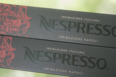 Samut Prakan, Tayland - 2 Ağustos 2020: Nespresso kahve kapsülleri. İtalya 'nın kahve başkentine saygılarını sunan en koyu ve en yoğun rosto. (Ispirazione Napoli)