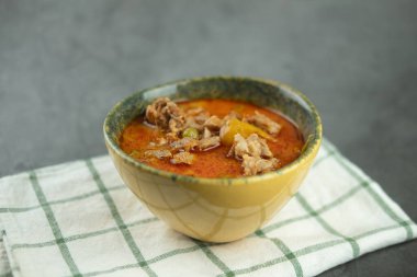 Lezzetli Tayland usulü körili domuz eti. Tayland geleneği domuz eti ve tavuk menüsünde kırmızı köri Tayland adı Panaeng..