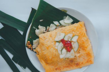 Vietnam usulü çıtır yumurtalı krep. Birçok sebzeden yapılan yerel tatlı. Karides, tofu, fıstık ve krep gibi yumurtayla sarılmış.