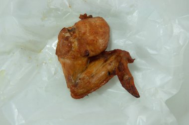 Kağıtta barbekü soslu ızgara tavuk.