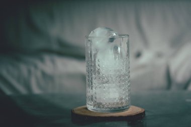 Boş bir bardakta buz küpleri. Ayrıntılarla ön görünüm