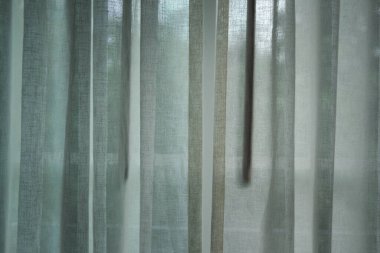 Otel odasının perdelerinden bakıldığında, arka planda odaklanmış doğa ile basit bir arka plan..