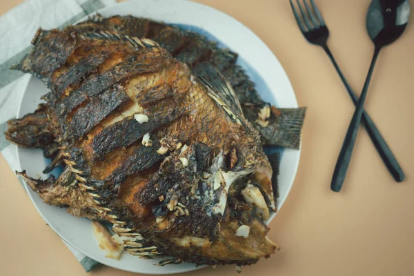 Głęboko Smażona Ryba Tilapia Smażeniu Talerzu Gotowa Spożycia Koncepcja Tajskiego — Zdjęcie stockowe