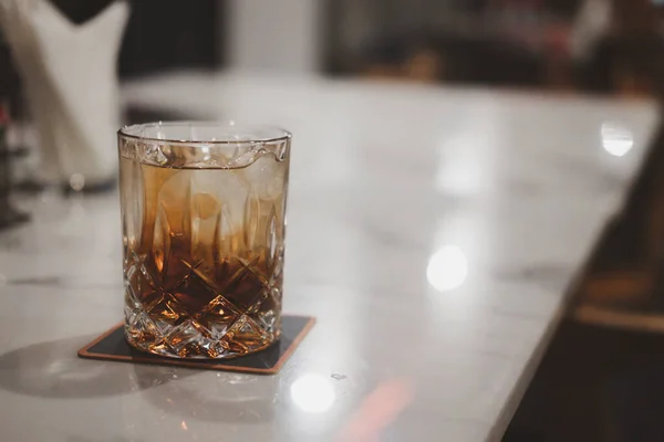 Sklenice Whisky Míchat Nealkoholický Nápoj Ledem Dřevěném Stole — Stock fotografie