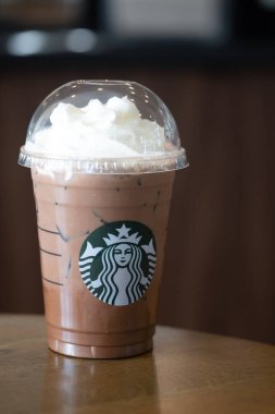 Bangkok, Tayland - 6 Ağustos 2020: Starbucks 'taki kahve dükkanının kremşantili dondurmalı buzlu mocha