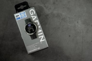 Bangkok, Tayland - 6 Ağustos 2020: Akıllı saat Garmin 645 'in siyah arkaplan değerlendirmesi