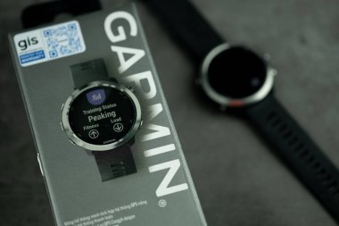 Bangkok, Tayland - 6 Ağustos 2020: Siyah akıllı saat grubu Garmin Forerunner 645