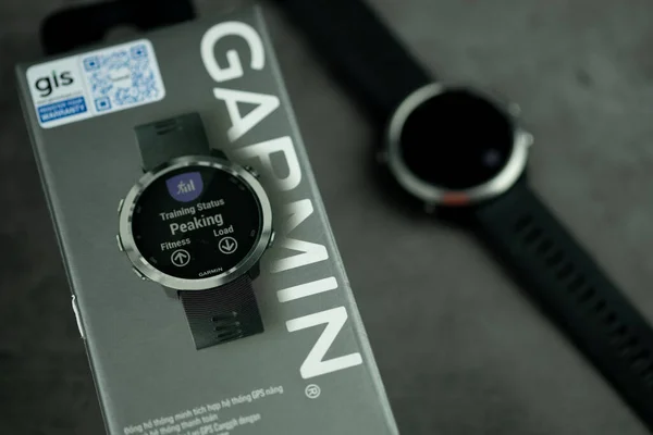 Bangkok, Tayland - 6 Ağustos 2020: Siyah akıllı saat grubu Garmin Forerunner 645