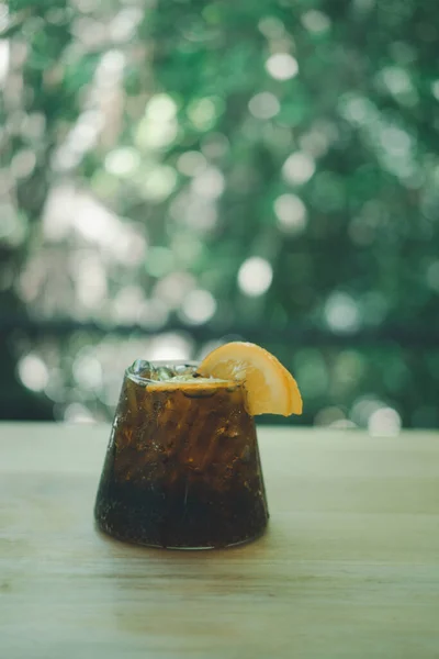 Освежающий Напиток Льдом Апельсиновыми Ломтиками Чашке — стоковое фото