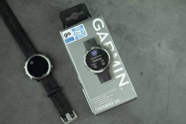 Bangkok, Tayland - 13 Ağustos 2020: siyah arka planda Garmin Forerunner 645 markası. Üst görünüm