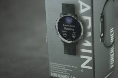 Bangkok, Tayland - 13 Ağustos 2020: Siyah arka planda Garmin Forerunner 645 markasının akıllı saat kutusu