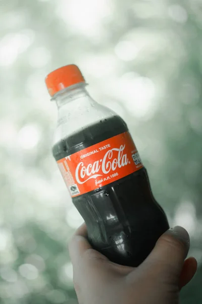 Samut Prakan Thailand August 2020 Hand Coca Cola Plastic Bottle — Stock Photo, Image
