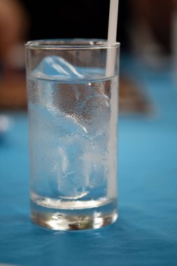 Restoranda buzlu bardakta su. Seçici odak