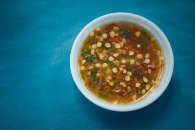 Tayland deniz ürünleri sosu küçük tabakta. Üst görünüm