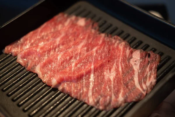 黒トレイで提供グリルのための新鮮な生の豚肉の牛肉のスライス 豚骨肉の薄切り — ストック写真