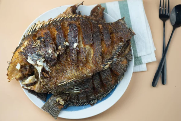 Głęboko Smażona Ryba Tilapia Smażeniu Talerzu Gotowa Spożycia Koncepcja Tajskiego — Zdjęcie stockowe