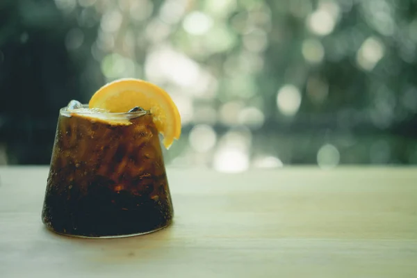 Glas Erfrischungsgetränk Mit Eis Und Orangenscheiben Auf Holztisch — Stockfoto
