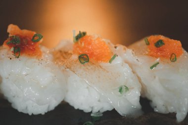 Japon kalamar ika sushi tobiko ya da balık yumurtası ile tepesinde