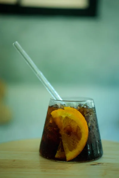 Cool Mjuk Dryck Med Orange Skivor Inuti Glas Träbord — Stockfoto
