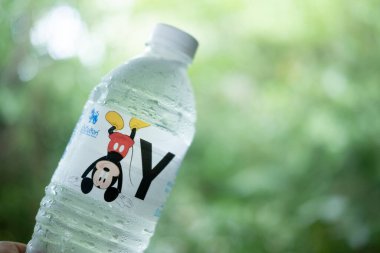 Bangkok, Tayland - 16 Ağustos 2020: Plastik şişe Singha Water 'ın yeni koleksiyonu Mickey Mouse Collection. Markası SINGHA, Tayland 'ın en ünlü içecek markasından..