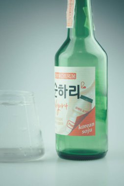 Samut Prakan, Tayland - 16 Ağustos 2020: Bir şişe Chum Churum Yoğurdu. Soju pirinç, buğday ya da arpadan yapılan geleneksel Kore içeceğidir. Birçok Kore restoranında servis edilen popüler bir alkollü içecek..