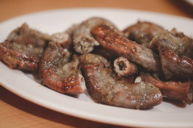 Dilimlenmiş domuz eti. Tayland yemeği menüsü. Seçici odak