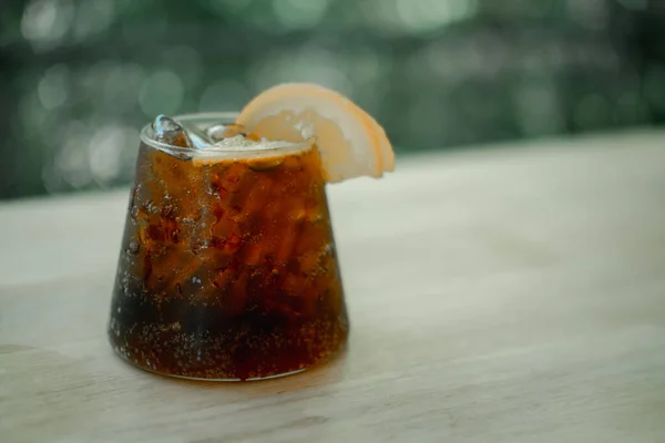 Glas Erfrischungsgetränk Mit Eis Und Orangenscheiben Auf Holztisch — Stockfoto