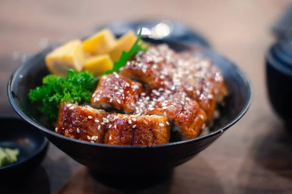 日本人在饭碗上烤鳗鱼 在日本菜中加入甜酱汁 — 图库照片