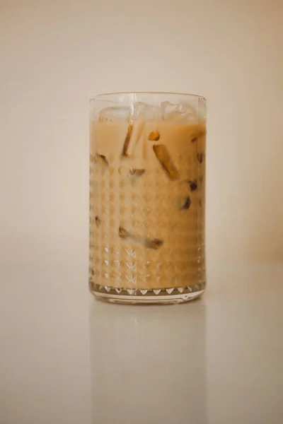 Großaufnahme Von Eiskaffee Glas Auf Dem Tisch — Stockfoto
