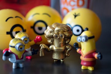 Samut Prakan, Tayland - 17 Ağustos 2020: Happy Meal Collection yeni Minion oyuncakları seti ve McDonald fast food restoranından nadir bulunan altın rengi