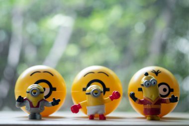 Samut Prakan, Tayland - 17 Ağustos 2020: Happy Meal Collection yeni Minion oyuncakları seti ve McDonald fast food restoranından nadir bulunan altın rengi