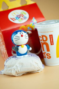Samut Prakan, Tayland - 17 Ağustos 2020: Doraemon 'un 50. yıldönümü. Doraemon karakteri (Baskı Bellow! Hava topu). McDonald 's restoranından promosyon