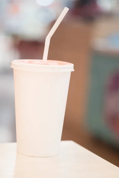 Masasında Beyaz Tüp Olan Fast Food Kağıt Bardağı — Stok fotoğraf