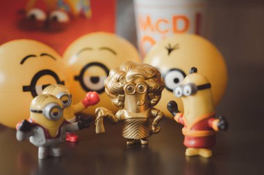 Samut Prakan, Tayland - 19 Ağustos 2020: Happy Meal Collection yeni Minion oyuncakları seti ve McDonald fast food restoranından nadir bulunan altın rengi