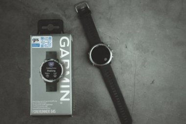 Bangkok, Tayland - 19 Ağustos 2020: Siyah arka planda Garmin Forerunner 645 markası