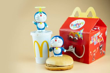 Samut Prakan, Tayland - 19 Ağustos 2020: Doraemon 'un 50. yıldönümü. Doraemon karakteri (Baskı Bellow! Hava topu). McDonald 's restoranından promosyon