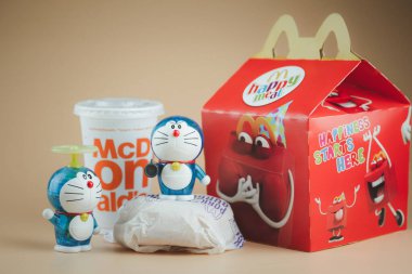 Samut Prakan, Tayland - 19 Ağustos 2020: Doraemon 'un 50. yıldönümü. Doraemon karakteri (Baskı Bellow! Hava topu). McDonald 's restoranından promosyon