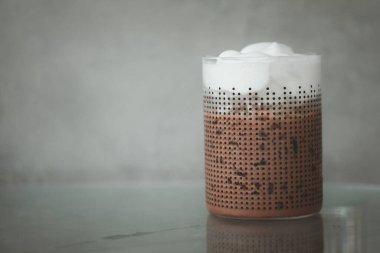 Bardakta köpüklü sütlü buzlu kahve. Kapat.