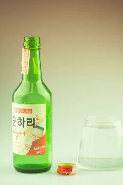 Samut Prakan, Tayland - 21 Ağustos 2020: Bir şişe Chum Churum Yoğurdu. Soju pirinç, buğday ya da arpadan yapılan geleneksel Kore içeceğidir. Birçok Kore restoranında servis edilen popüler bir alkollü içecek..