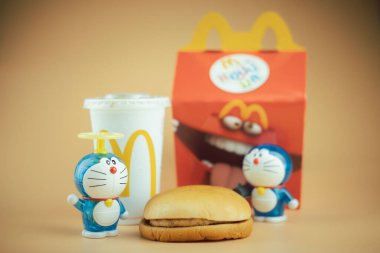 Samut Prakan, Tayland - 21 Ağustos 2020: Doraemon 'un 50. yıldönümü. Doraemon karakteri (Baskı Bellow! Hava topu). McDonald 's restoranından promosyon