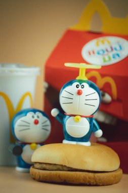 Samut Prakan, Tayland - 21 Ağustos 2020: Doraemon 'un 50. yıldönümü. Doraemon karakteri (Baskı Bellow! Hava topu). McDonald 's restoranından promosyon