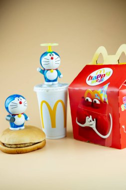 Samut Prakan, Tayland - 21 Ağustos 2020: Doraemon 'un 50. yıldönümü. Doraemon karakteri (Baskı Bellow! Hava topu). McDonald 's restoranından promosyon