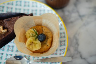 Dilimlenmiş muz ve yaban mersinli lezzetli muzlu kek. Seçici odak