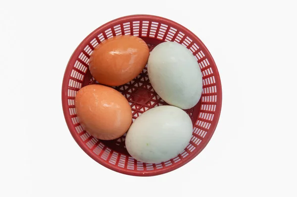 新鲜的褐色蛋和白色蛋 背景为白色的红色篮子 — 图库照片