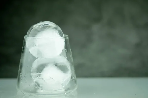 透明なガラスの中の丸い氷のボールの塔 — ストック写真
